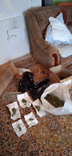 Крупную партию запрещенного вещества и оружие с патронами обнаружили полицейские в Октябрьском районе