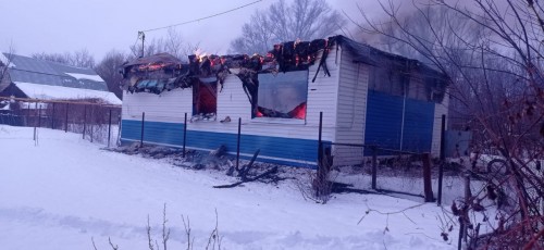 В Оренбурге полицейские находятся на месте пожара жилого дома