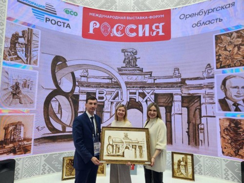Промышленники Оренбургской области преподнесли картину, написанную нефтью, на выставке "Россия" на ВДНХ