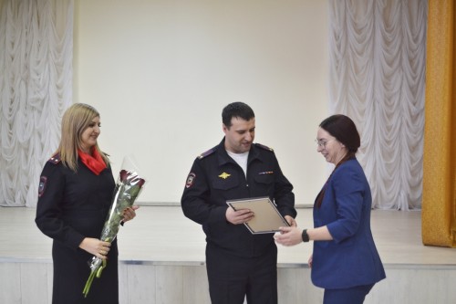 В Оренбурге полицейские наградили местную учительницу, вернувшую пакет с золотыми и серебряными изделиями на сумму 419 000 рублей