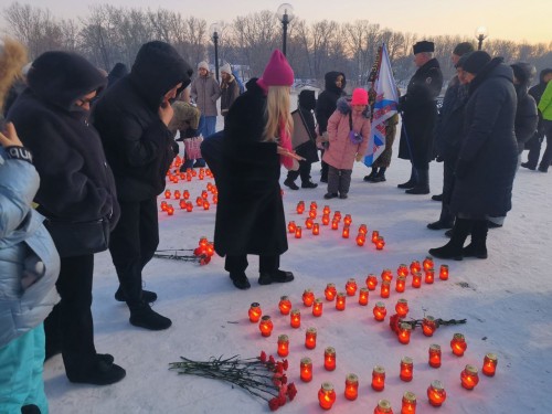 Оренбуржцы зажгли свечи в память о героях специальной военной операции