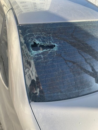 В Оренбурге сосулька разбила стекло автомобиля