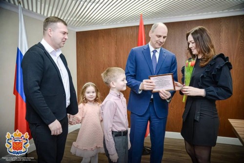 В Оренбуржье 17 молодых семей получили свидетельства на выплаты