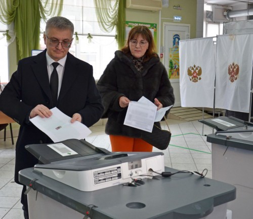  Прокурор области Руслан Медведев проголосовал в гимназии № 2 Оренбурга