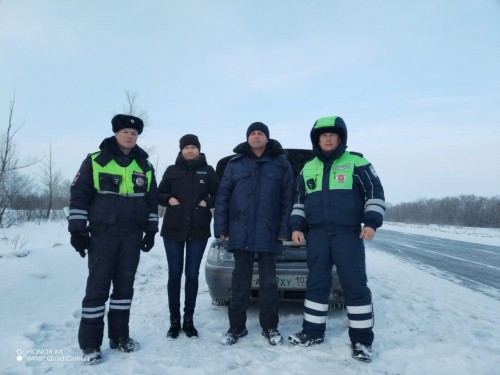 Сотрудники полиции оказали помощь паре, замерзающей на трассе