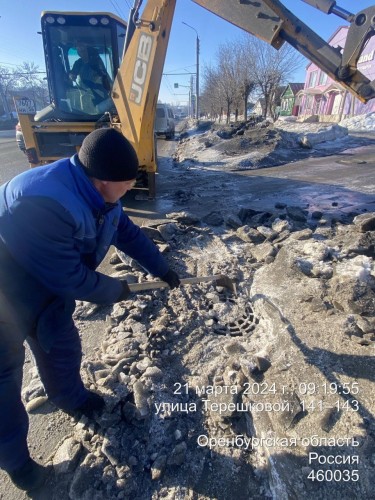 В Оренбурге расчищают ливневки и водоотводные канавы
