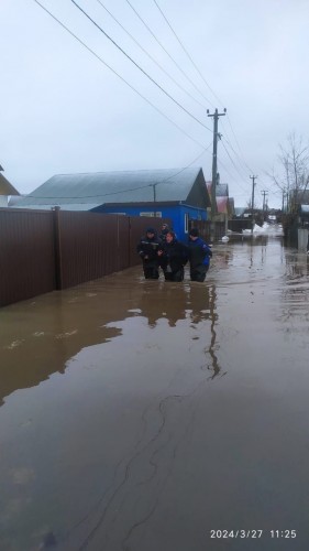 В поселке Берды Оренбурга из зоны подтопления эвакуируют людей