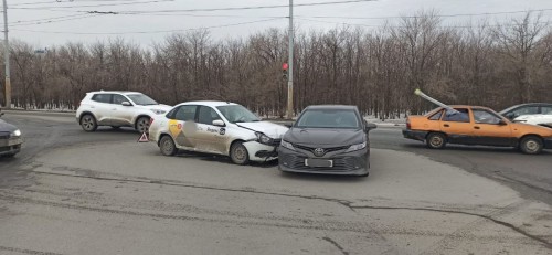 В Оренбурге сотрудники ГИБДД устанавливают обстоятельства ДТП с участием двух автомобилей