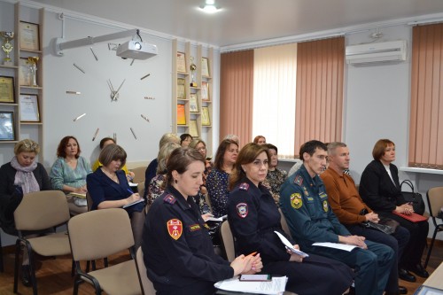 В Оренбурге сотрудник полиции приняла участие в межведомственном совещании для организаторов отдыха детей