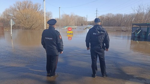 Полицейские Оренбуржья обеспечивают прохождение паводка