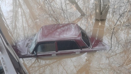 В Оренбурге угнанный автомобиль затопило талыми водами