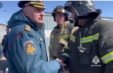 Глава МЧС России проверил ход работ по дополнительному укреплению дамбы в Оренбурге