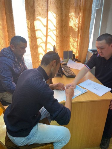 Полицейские разбираются с мужчинами, задержанными жителями ЖК Дубки