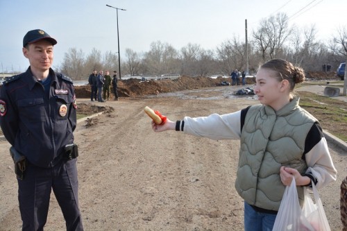 Оренбуржцы угощают беляшами и чаем полицейских на подтопленных участках