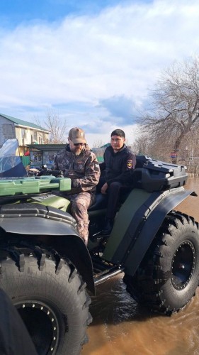 В поселке Пригородный Оренбургского района участковый уполномоченный полиции Ринат Казнабаев помогал пожилым людям эвакуироваться 