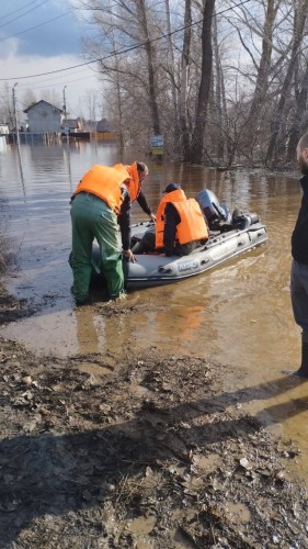 В поселке Пригородный Оренбургского района участковый уполномоченный полиции Ринат Казнабаев помогал пожилым людям эвакуироваться 