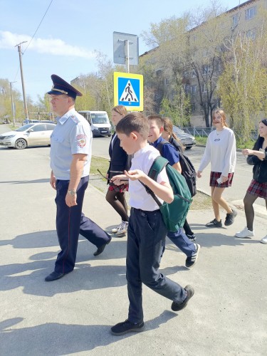 Сотрудники Госавтоинспекции провели акцию «Смотри в оба!» с жителями Оренбуржья