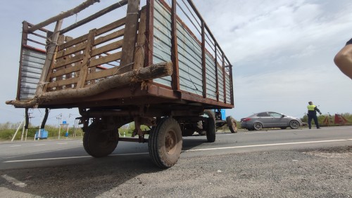 Сотрудники Госавтоинспекции Соль-Илецкого городского округа выясняют обстоятельства ДТП с участием водителей трактора и КамАЗа Сотрудники Госавтоинспекции Соль-Илецкого городского округа выясняют обстоятельства ДТП с участием водителей трактора и КамАЗа