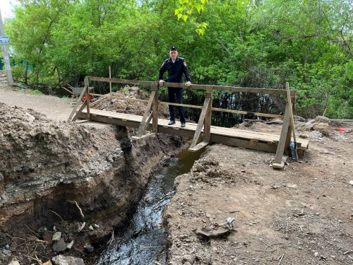 Полицейские продолжают обеспечивать охрану порядка и организацию дорожного движения в зонах подтопления  