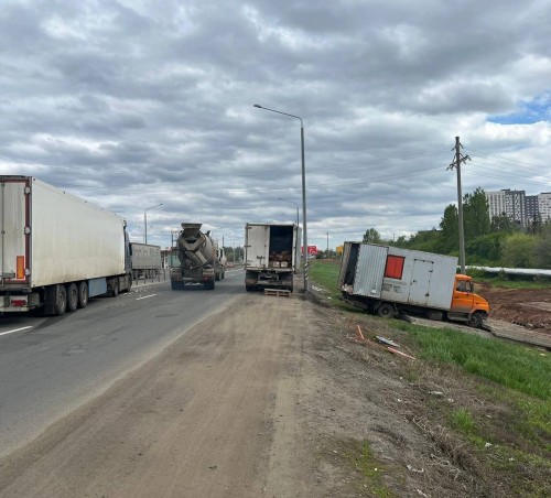 В Оренбурге сотрудники ГИБДД устанавливают обстоятельства ДТП с участием четырех автомобилей