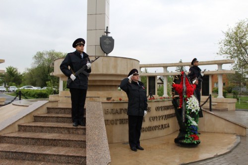 Оренбургские полицейские приняли участие в торжественной церемонии возложения цветов к памятникам и мемориалам