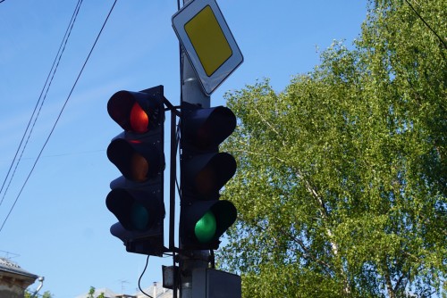 Светофор на перекрёстке улиц Кирова и Комсомольской Оренбурга временно не работает