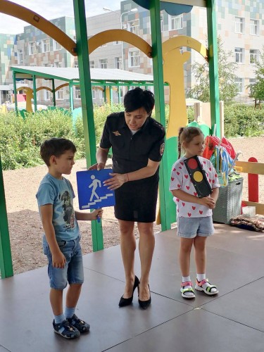Сотрудники Госавтоинспекции Оренбурга активно внедряют в процесс обучения дошкольников прогулки «Безопасный переход»