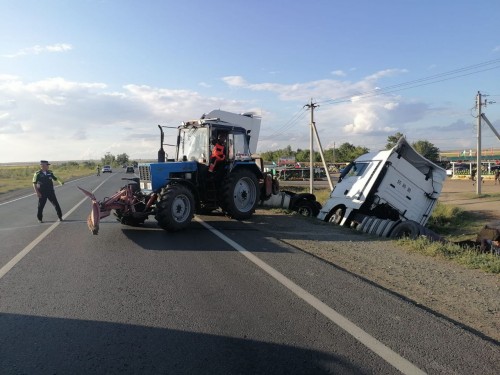 В Оренбуржье полицейские помогли водителю съехавшего в кювет грузового автомобиля