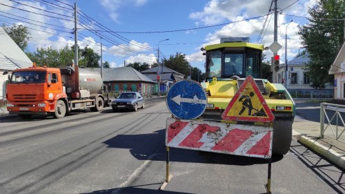 На улице Рыбаковской Оренбурга продолжают укладку выравнивающего слоя асфальтобетона