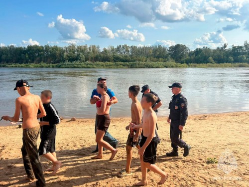 На пляже в Оренбурге спасли женщину