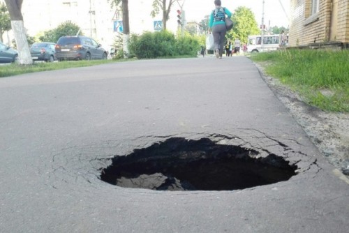 В Оренбурге мотоцикл БМВ провалился под асфальт