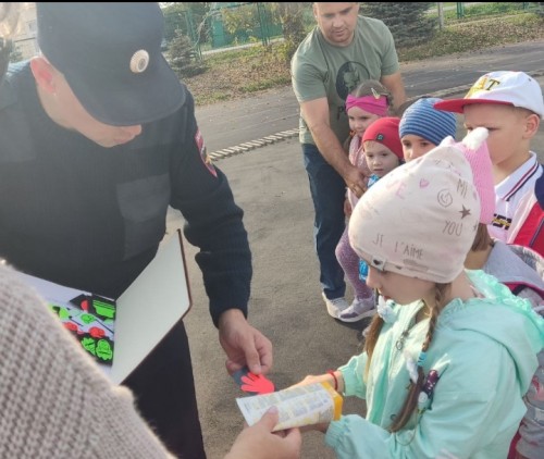 В Оренбургской области начальник ОГИБДД по Пономаревскому району провел с дошколятами викторину «Всегда по безопасным дорогам»