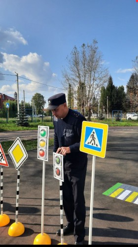 В Оренбургской области начальник ОГИБДД по Пономаревскому району провел с дошколятами викторину «Всегда по безопасным дорогам»