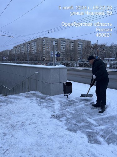 На улицы Оренбурга вышла снегоуборочная техника и дворники