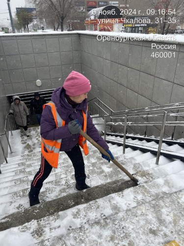 В Оренбурге обратывают реагентами спуски и подъемы, лестницы и пешеходные переходы