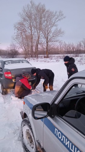 В Новосергиевском районе автомобиль застрял в снегу, полицейские помогли