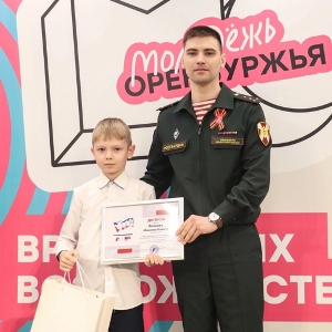 Росгвардеец наградил победителей региональной акции «История военной службы моих родственников» Росгвардеец наградил победителей региональной акции «История военной службы моих родственников»