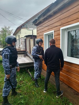 Росгвардейцы предотвратили незаконную попытку проникновения в частный дом