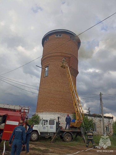 В Илеке молния ударила по водонапорной башне: начался пожар В Илеке молния ударила по водонапорной башне: начался пожар