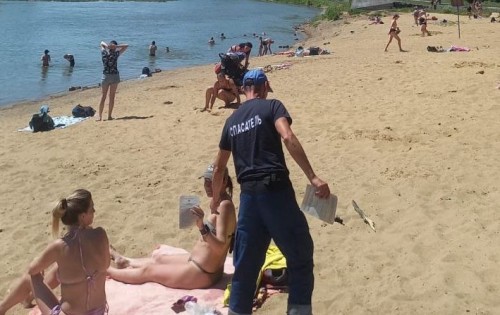 Оренбуржцы по-прежнему купаются на небезопасном пляже на Красной площади Оренбуржцы по-прежнему купаются на небезопасном пляже на Красной площади