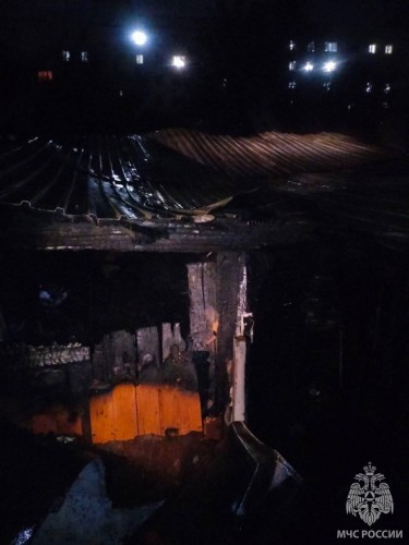 Сотрудники МЧС России тушили пожар в центре Оренбурга Сотрудники МЧС России тушили пожар в центре Оренбурга