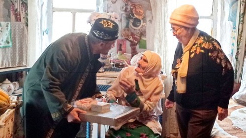 Президент России Владимир Путин поздравил Шамсию Шигапову из Оренбуржья с её вековым юбилеем Президент России Владимир Путин поздравил Шамсию Шигапову из Оренбуржья с её вековым юбилеем