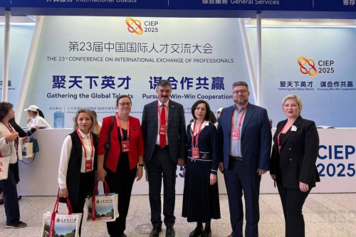 Ректор ОГУ Сергей Мирошников представляет университет в Китае