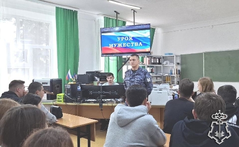 Росгвардеец провел Урок мужества для студентов агропромышленного колледжа Росгвардеец провел Урок мужества для студентов агропромышленного колледжа