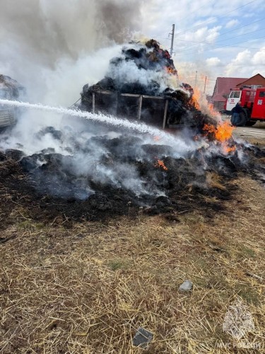 В Адамовке произошел пожар: УАЗ и 387 тюков сена сгорели из-за детской шалости В Адамовке произошел пожар: УАЗ и 387 тюков сена сгорели из-за детской шалости