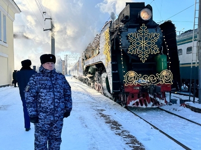 В Оренбурге росгвардейцы обеспечили правопорядок во время прибытия поезда Деда Мороза В Оренбурге росгвардейцы обеспечили правопорядок во время прибытия поезда Деда Мороза