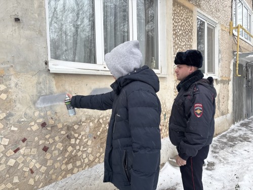 В Оренбурге полицейские совместно со студентами провели рейд по закрашиванию надписей с рекламой наркотиков В Оренбурге полицейские совместно со студентами провели рейд по закрашиванию надписей с рекламой наркотиков