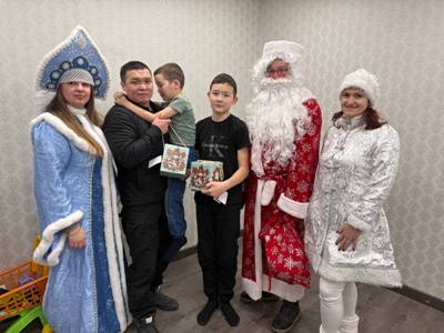 В рамках акции «Дед Мороз специального назначения» сотрудники вневедомственной охраны поздравили детей с наступающим Новым годом