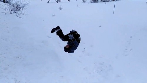 В Кувандыке подросток сделал сальто в сугроб и порезался о стекло В Кувандыке подросток сделал сальто в сугроб и порезался о стекло