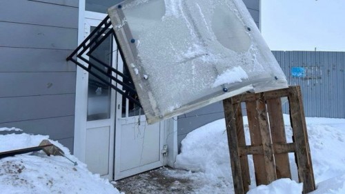 В Ташле на 78-летнюю женщину упал козырек магазина